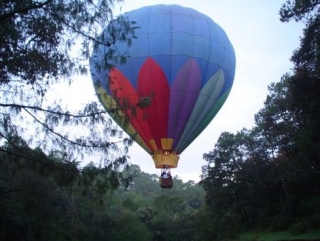  Voando em um balão na natureza 